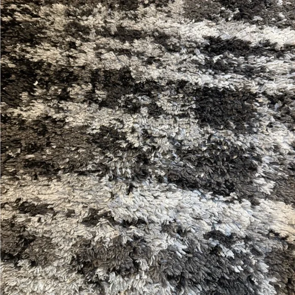 AREA RUG 5x7 - Picture 3 of 3